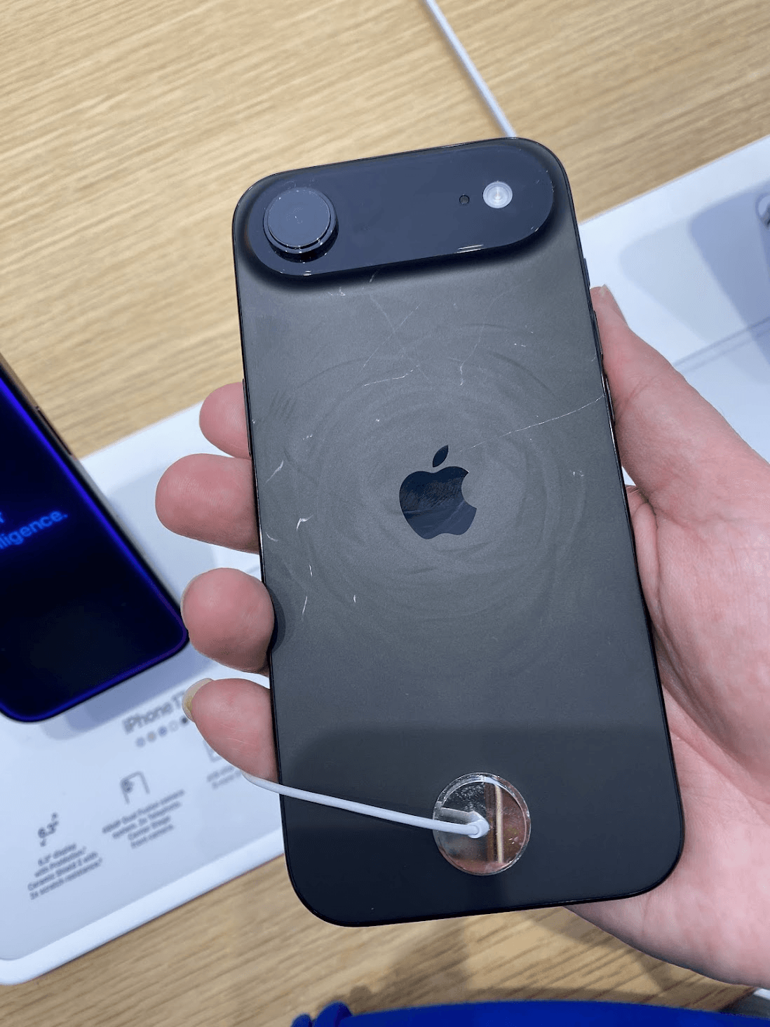 iphone17 back scrached